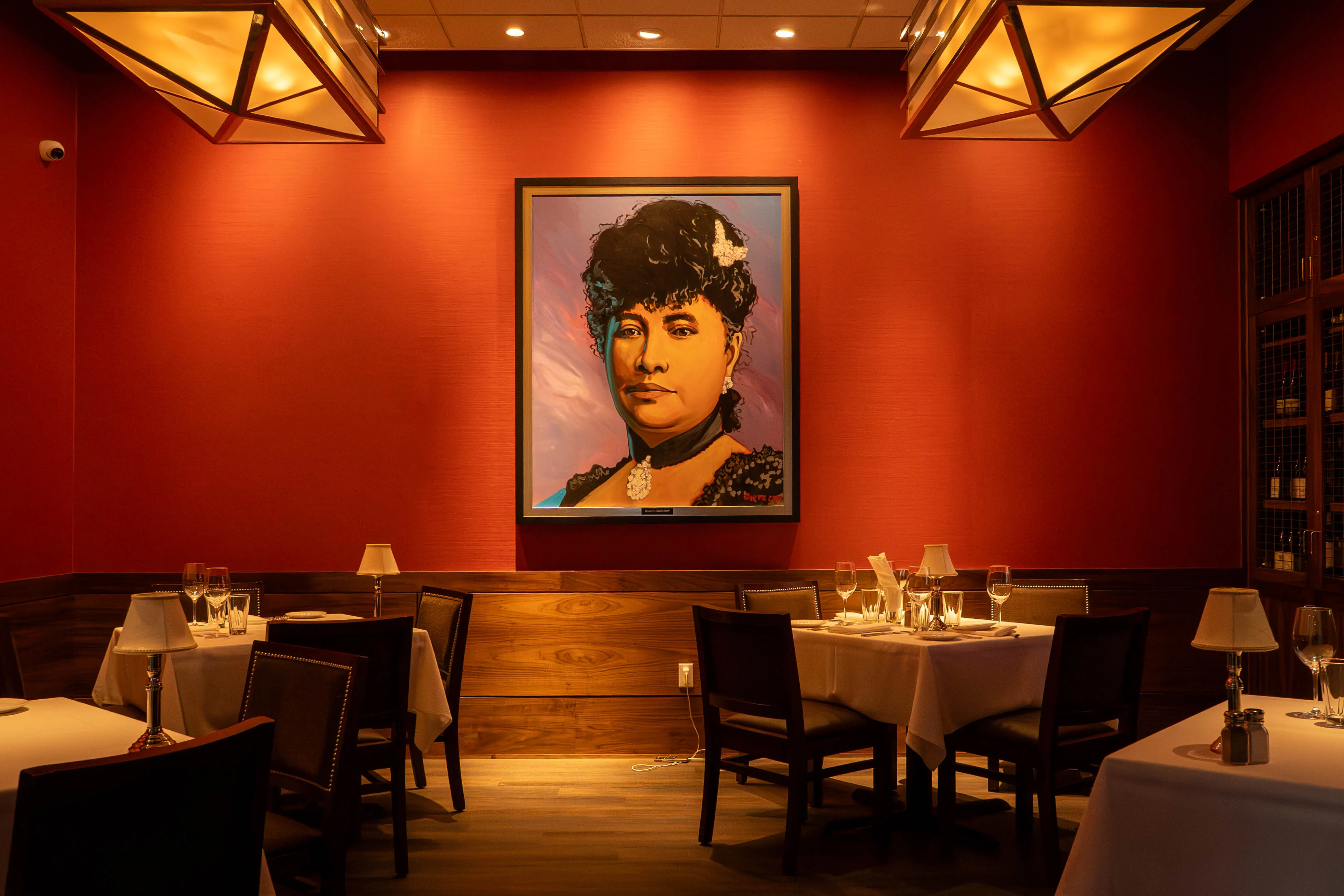 The Capaital Grilleの店内。壁にクイーンカピオラニの肖像画。